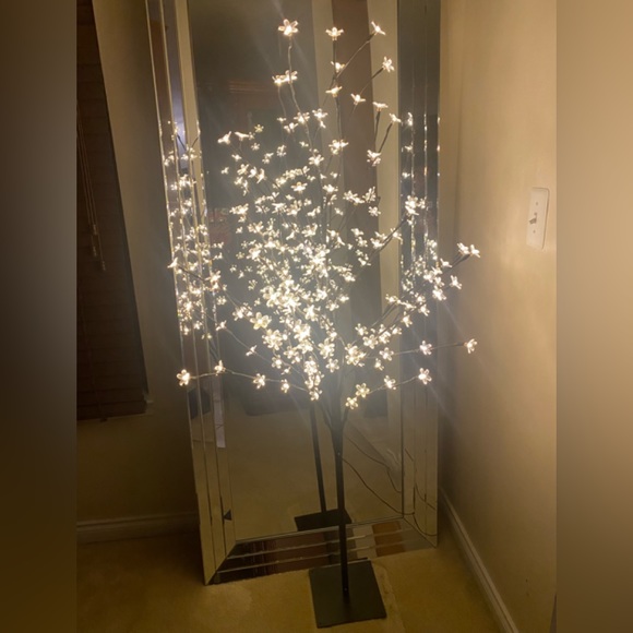 🌸NEW CHERRY BLOSSOM TREE INDOOR OUTDOOR 5 FOOT LED WITH BOX. CAN USE TO DECOR. - Picture 3 of 16